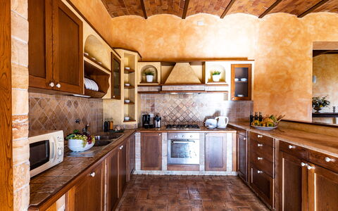Il Poderuccio 17: Küche, Möbel, Interior Design, Countertop, Flooring, Holz, Cabinetry, Fussboden, Decke, Küchengerät