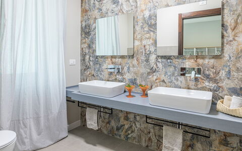 Villa Rasena 6: Interior Design, Armatur, Flooring, Sinken, Zapfhahn, Bad Sink, Fussboden, Countertop, Badezimmer, Installation