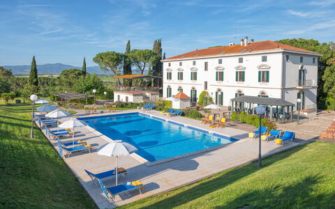 Villa Croci 12: Schwimmbad, Estate, Villa, Ferienort, Resort, Hotel