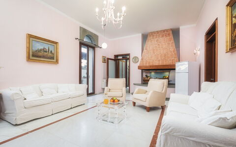 Villa Croci 12: Möbel, Interior Design, Flooring, Fussboden, Couch, Wohnzimmer, Decke, Zimmer, Beleuchtung, Tabelle