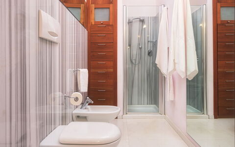 Villa Croci 12: Armatur, Flooring, Interior Design, Fussboden, Badezimmer, Sinken, Bad Sink, Installation, Zapfhahn, Zimmer