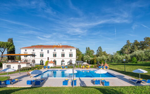 Villa Croci 12: Schwimmbad, Villa, Ferienort