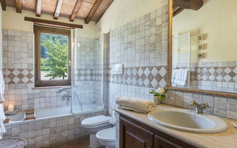 Casale al Doglio 6+1: Wand, Flooring, Interior Design, Fussboden, Zuhause, Fliese, Tür, Armatur, Zapfhahn, Badezimmer
