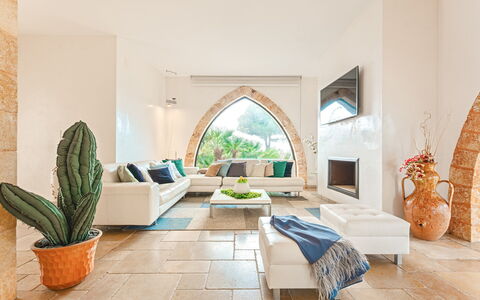Villa Manco 12: Möbel, Interior Design, Flooring, Couch, Fussboden, Wohnzimmer, Decke, Zimmer, Stuhl