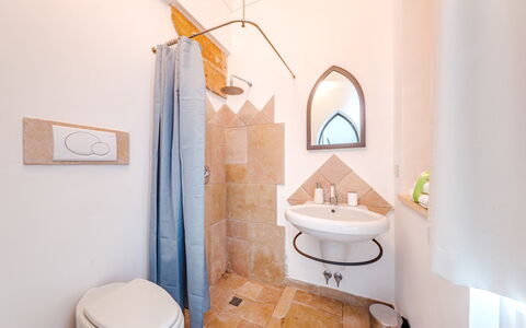 Villa Manco 12: Flooring, Fussboden, Interior Design, Decke, Zimmer, Light Fixture, Armatur, Badezimmer, Holzbeize