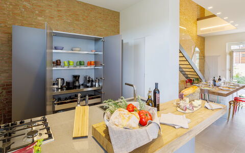 La Fonte di Santa Regina 8: Interior Design, Möbel, Küche, Flooring, Countertop, Küchengerät, Fussboden, Beleuchtung, Decke, Zuhause