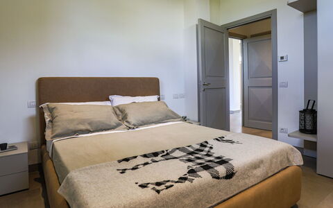 La Fonte di Santa Regina 8: Möbel, Bett, Schlafzimmer, Interior Design, Bedding, Bettdecke, Holz, Fussboden, Flooring, Zimmer