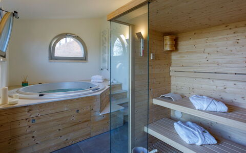 La Fonte di Santa Regina 8: Flooring, Interior Design, Fussboden, Armatur, Holz, Möbel, Decke, Badewanne, Zimmer, Badezimmer
