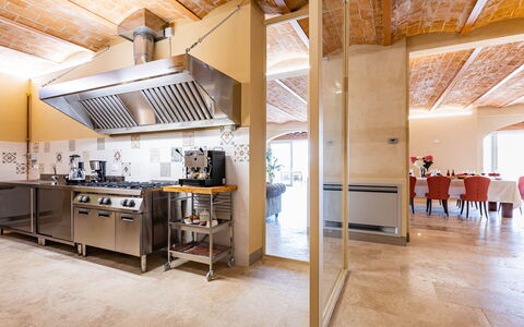 Il Poggiarellone 14: Interior Design, Möbel, Holz, Flooring, Decke, Küche, Beleuchtung, Countertop, Fussboden, Stuhl