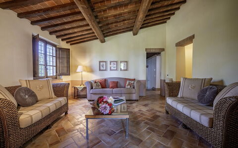 Casale dei 12: Möbel, Interior Design, Flooring, Wand, Fussboden, Couch, Holz, Wohnzimmer, Zimmer, Tabelle