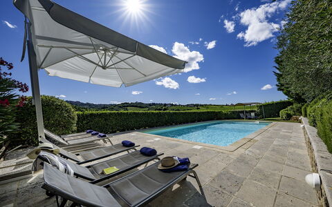 Casale dei 12: Blau, Schwimmbad, Gartenmöbel, Resort, Schatten, Garten, Landscaping, Freizeit, Regenschirm, Eco Hotel
