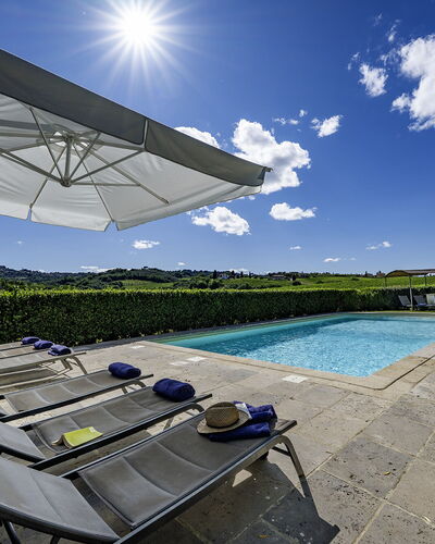Casale dei 12: Blau, Schwimmbad, Gartenmöbel, Resort, Schatten, Garten, Landscaping, Freizeit, Regenschirm, Eco Hotel