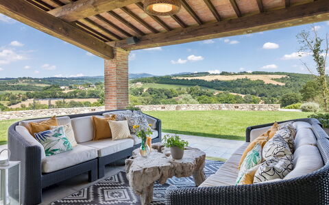 Villa le Fontane 12: Möbel, Couch, Interior Design, Tabelle, Stuhl, Wohnzimmer, Zuhause, Flooring, Dekokissen