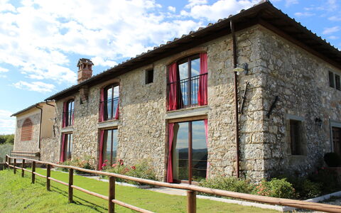 Villa la Poiana 10: Tür, Hütte, Bauernhaus, Estate, Schiebefenster, Garten, Backstein, Villa, Zimmerpflanze, Balkon