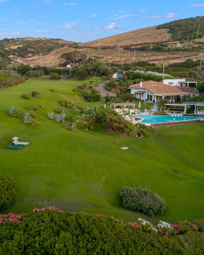 Villa Ambra 10: Landschaft, Resort, Schwimmbad, Estate, Eco Hotel, Garten, Rasen, Hazienda, Landscaping, Villa