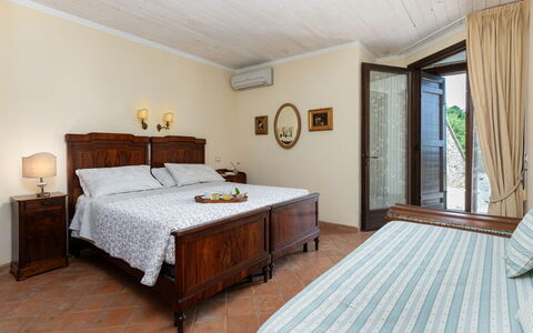 Antiche Pietre 10: Möbel, Interior Design, Bett, Flooring, Fussboden, Schlafzimmer, Holz, Zimmer, Tabelle, Decke