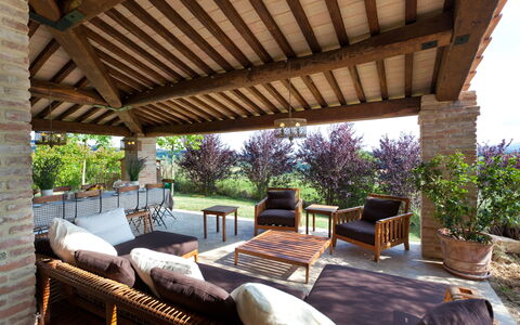 Casale delle Lavande 10: Möbel, Holz, Gartenmöbel, Stuhl, Tabelle, Blumentopf, Veranda, Schatten, Tisch Im Freien, Resort