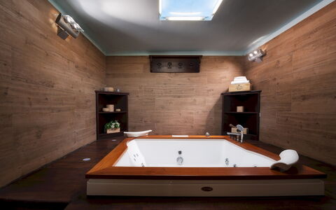Casale dei Girasoli 14: Badewanne, Flooring, Armatur, Interior Design, Fussboden, Holz, Möbel, Beleuchtung, Badezimmer