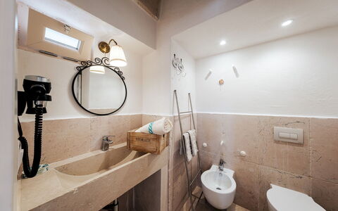 White Stone House 6+1: Wand, Flooring, Armatur, Fussboden, Interior Design, Badezimmer, Decke, Bad Sink, Installation, Beleuchtung
