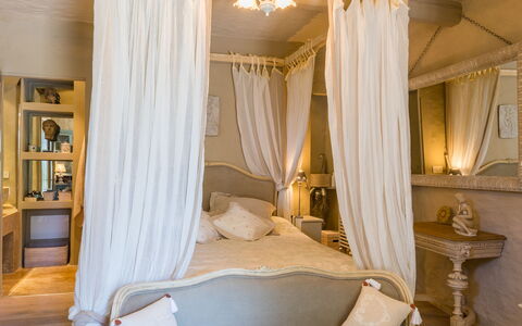 Il Castellaccio 8: Möbel, Interior Design, Bett, Schlafzimmer, Bedding, Bettdecke, Holz, Zimmer, Fussboden, Decke