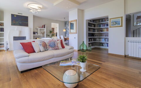 Il Ciliegio sul Lago 6: Möbel, Interior Design, Flooring, Fussboden, Couch, Wand, Zimmer, Holz, Wohnzimmer, Decke