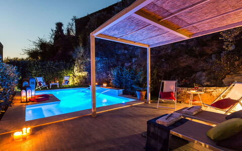 Il Ciliegio sul Lago 6: Schwimmbad, Resort, Möbel, Beleuchtung, Eco Hotel, Gartenmöbel, Blumentopf, Freizeit, Stuhl, Nacht