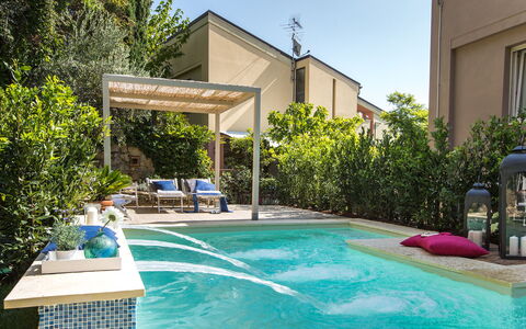 Il Ciliegio sul Lago 6: Schwimmbad, Resort, Blumentopf, Eco Hotel, Verbundwerkstoff, Garten, Gartenmöbel, Freizeit, Water Feature, Zimmerpflanze