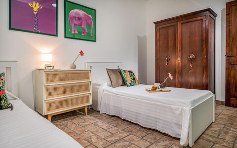 Il Giardino dei Limoni 8: Möbel, Bett, Interior Design, Schlafzimmer, Wand, Flooring, Fussboden, Holz, Bedding, Bettdecke