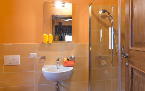 Il Casale del Nonno 8+2: Badezimmer, Bad Sink, Armatur, Wand, Interior Design, Sinken, Flooring, Zapfhahn, Fussboden, Installation