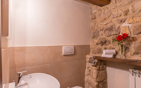 Santa Illuminata 12: Wand, Interior Design, Flooring, Fussboden, Zimmer, Decke, Armatur, Sinken, Badezimmer, Steinwand