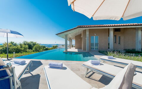 Casa di Eolo 8+2: Blau, Resort, Schwimmbad, Meer, Gartenmöbel, Sonnenliege, Estate, Freizeit, Villa, Ozean