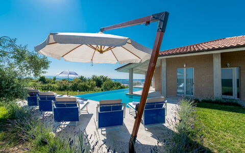 Casa di Eolo 8+2: Gartenmöbel, Schwimmbad, Möbel, Schatten, Freizeit, Stuhl, Resort, Regenschirm, Verbundwerkstoff, Eco Hotel