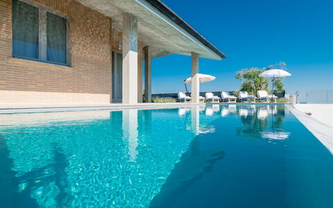 Casa di Eolo 8+2: Schwimmbad, Blau, Resort, Verbundwerkstoff, Gartenmöbel, Eco Hotel, Sonnenliege, Schatten, Villa, Hotel