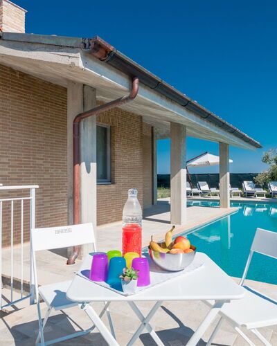 Casa di Eolo 8+2: Schwimmbad, Gartenmöbel, Möbel, Resort, Stuhl, Verbundwerkstoff, Freizeit, Sonnenliege, Schatten, Villa