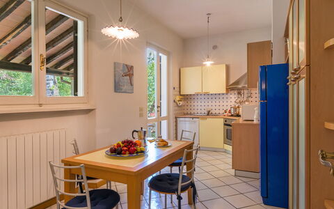 Villa la Meridiana 8+1: Möbel, Interior Design, Flooring, Holz, Decke, Fussboden, Küche, Zimmer, Stuhl, Countertop