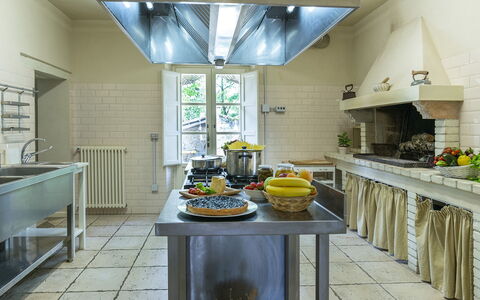 Villa la Corte 6: Küche, Küchengerät, Countertop, Decke, Interior Design, Flooring, Möbel, Beleuchtung, Major Appliance, Herd