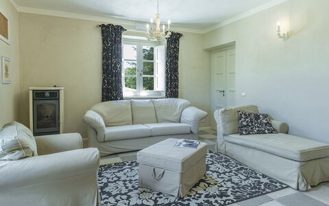 Villa la Corte 6: Möbel, Interior Design, Wand, Couch, Flooring, Fussboden, Wohnzimmer, Zimmer, Decke, Textil