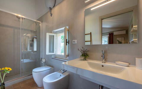Villa Caterina 8: Armatur, Badezimmer, Flooring, Sinken, Interior Design, Bad Sink, Fussboden, Zapfhahn, Installation, Zuhause