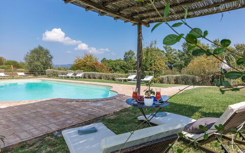 Podere di Salci 10: Schwimmbad, Gartenmöbel, Möbel, Resort, Schatten, Stuhl, Sonnenliege, Eco Hotel, Garten, Hinterhof