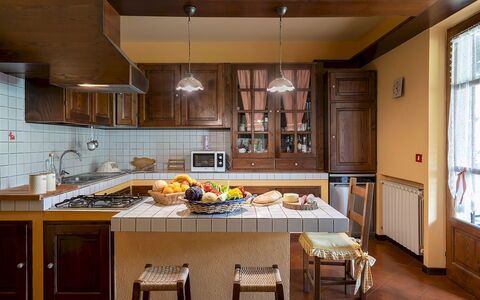 Villa Costanza 6: Möbel, Küche, Countertop, Interior Design, Cabinetry, Flooring, Küchengerät, Holz, Light Fixture, Fussboden