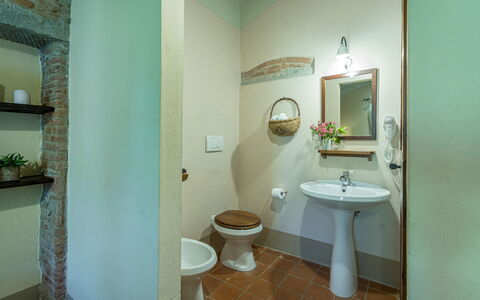 Nonno Fernando 14: Wand, Bad Sink, Interior Design, Armatur, Decke, Badezimmer, Flooring, Fussboden, Beleuchtung, Installation