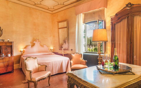 Villa delle Sophore 12: Möbel, Wand, Interior Design, Beleuchtung, Zuhause, Schlafzimmer, Bett, Bettrahmen, Zimmer, Bettdecke