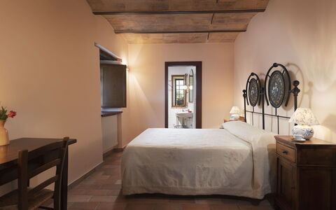 Villa di Morice 14: Möbel, Wand, Flooring, Schlafzimmer, Interior Design, Fussboden, Bett, Decke, Beleuchtung, Bettrahmen