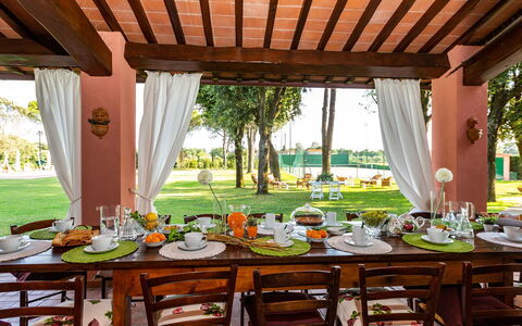 Villa Elisa 16: Möbel, Tabelle, Stuhl, Garten, Gartenmöbel, Rasen, Schatten, Resort, Küche & Esszimmer Tisch, Garten