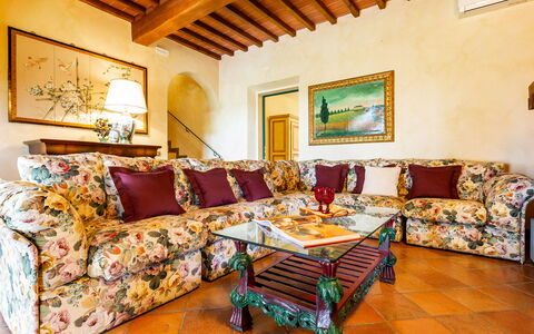 Villa Elisa 16: Möbel, Interior Design, Couch, Flooring, Fussboden, Zimmer, Textil, Wohnzimmer, Tabelle, Zuhause