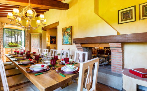 Villa Elisa 16: Möbel, Interior Design, Tabelle, Holz, Stuhl, Küche & Esszimmer Tisch, Decke, Zimmer, Esszimmer, Flooring