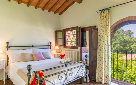 Villa Gino 8+2: Möbel, Interior Design, Zuhause, Bett, Linens, Schlafzimmer, Decke, Stuhl, Bettrahmen, Resort