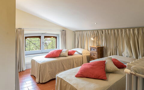 Villa Il Cedro 10+1: Möbel, Bett, Interior Design, Schlafzimmer, Holz, Zimmer, Bedding, Decke, Bettdecke, Linens