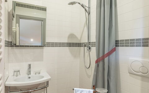Villa Il Cedro 10+1: Armatur, Flooring, Badezimmer, Fussboden, Interior Design, Installation, Zapfhahn, Sinken, Dusche, Fliese