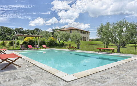 Villa Il Meluccio 12: Schwimmbad, Möbel, Gartenmöbel, Estate, Resort, Garten, Hazienda, Schatten, Stuhl, Bauernhaus